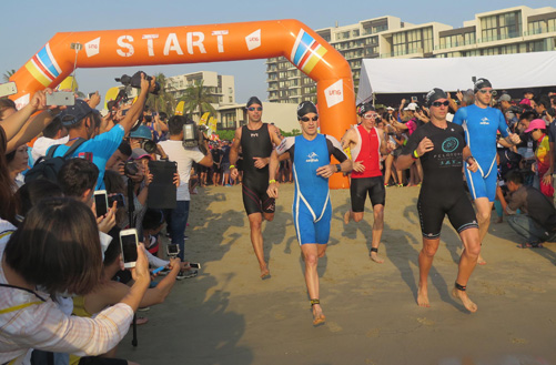 Cyril Viennot và Caroline Steffen vô địch VNG IRONMAN 70.3 Vietnam ảnh 1